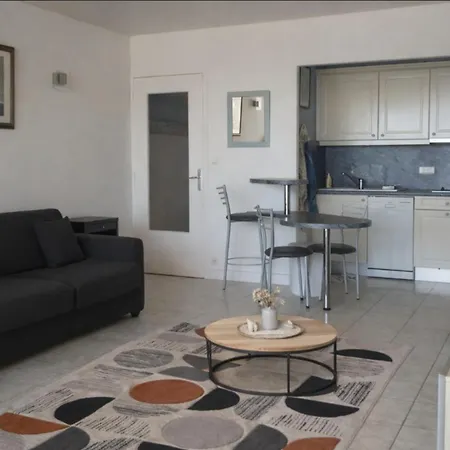 Cozy With Balcony Next To The Sea Apartment